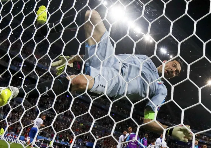 Polibek a velký skok. Jak se legendě Buffonovi vymkly oslavy z rukou?