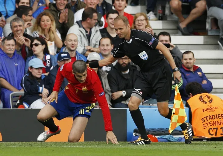 Španěl Morata sundal rozhodčího, na brankáře Čecha ale nevyzrál