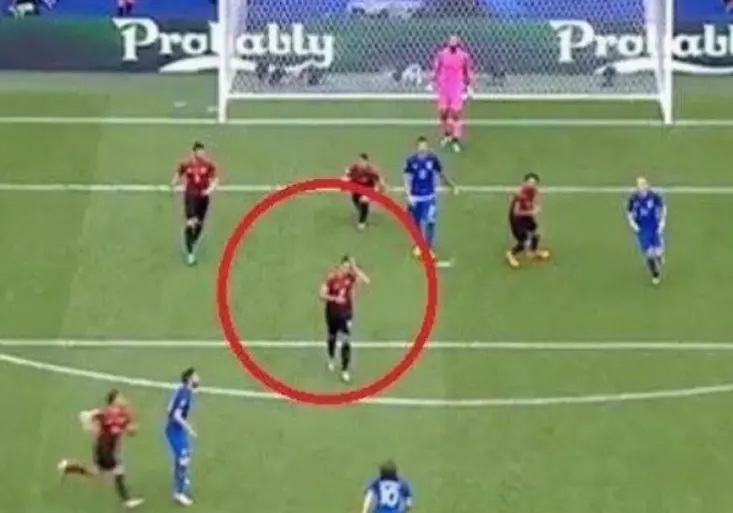 Turecký manekýn je pro smích. Co prováděl místo toho, aby bránil Modriče?