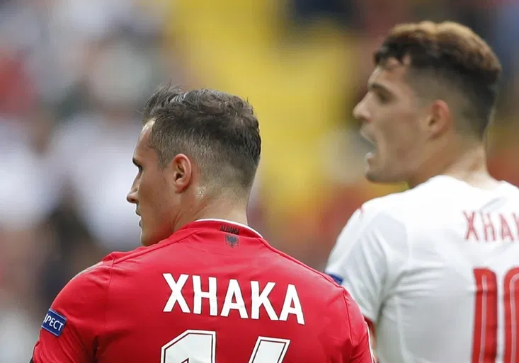 Granit Xhaka a jeho bratr posílají 80 procent peněz rodičům. Proč?