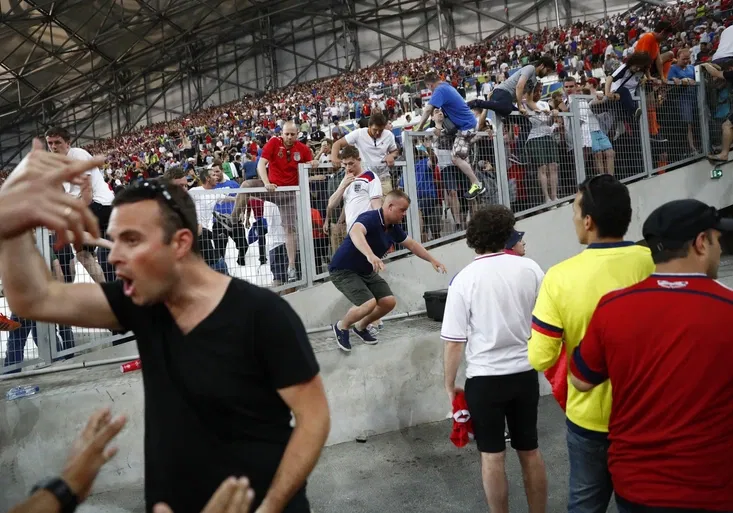 Šok na stadionu! Ruští chuligáni napadli anglické fanoušky. Co zažila Vardyho manželka?