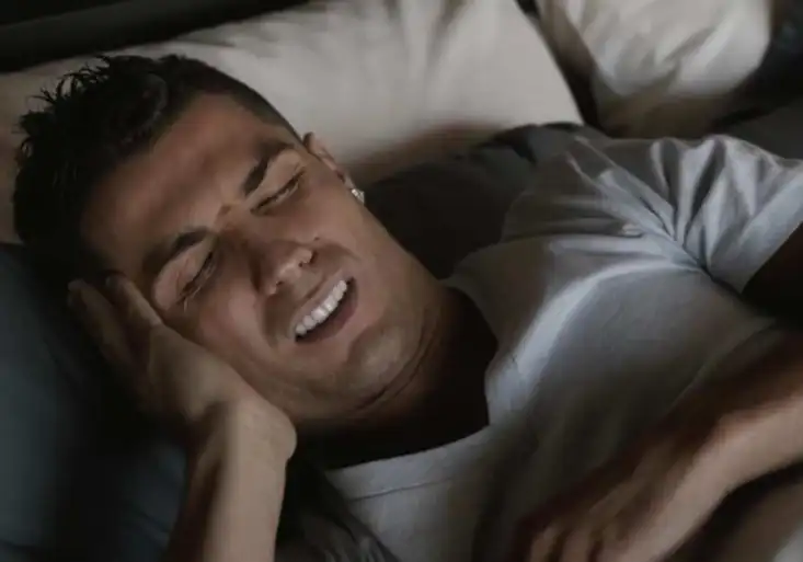 Cristiano Ronaldo se změnil v teenagera! Tahle úžasná reklama baví miliony fanoušků