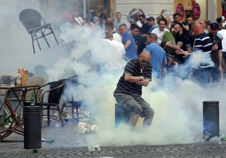 Nepokoje mezi fanoušky v Marseille nekončí. Jeden z chuligánů byl vhozen do moře!