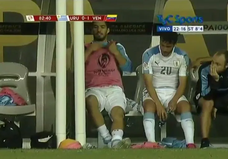 Neuvěřitelný lob z půlky hřiště a Uruguay končí! Jak Suárez neunesl situaci?