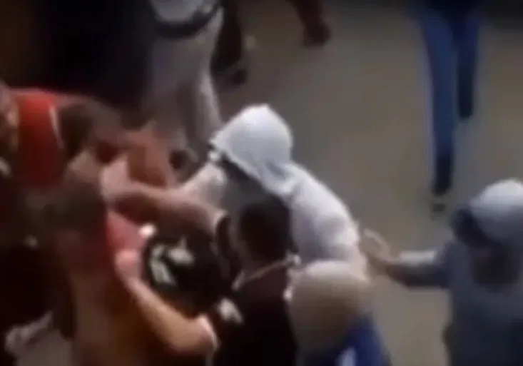 VIDEO: Slavit v sektoru soupeře se nevyplácí. Fanoušek skončil nahý na ulici!