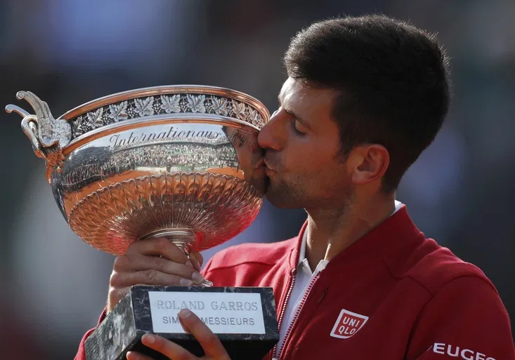 VIDEO: Djokovič se dočkal chybějícího grandslamu. Co maloval na kurt a s kým slavil?