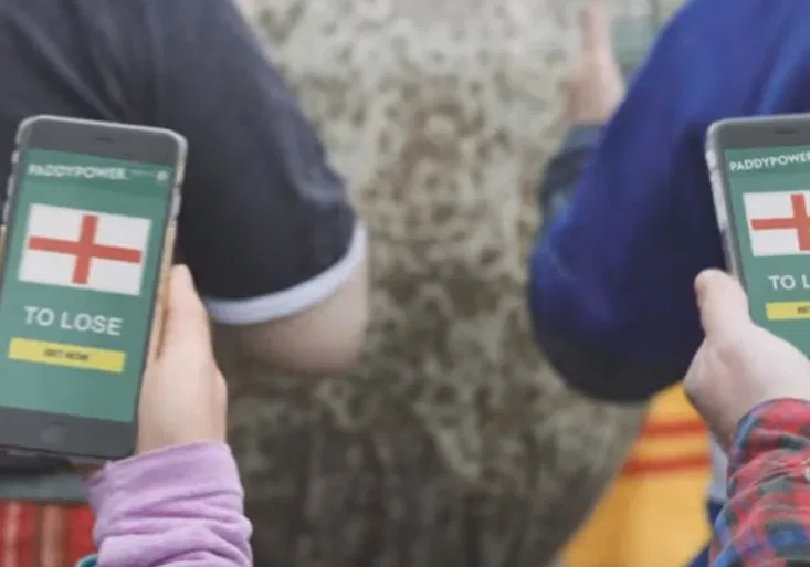 Četník na nudapláži i bojovní skotští sázkaři. Jaké jsou nejlepší reklamy na fotbalové EURO?