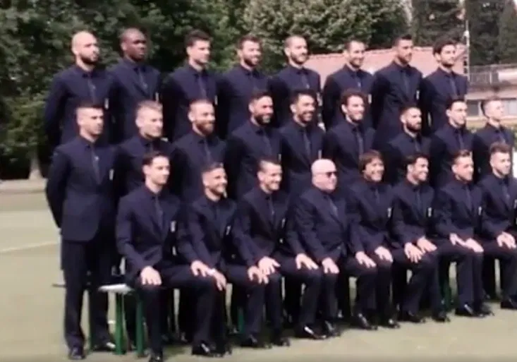 Mafiáni se chystají na Euro! Kdo má před ME nejstylovější týmové foto?