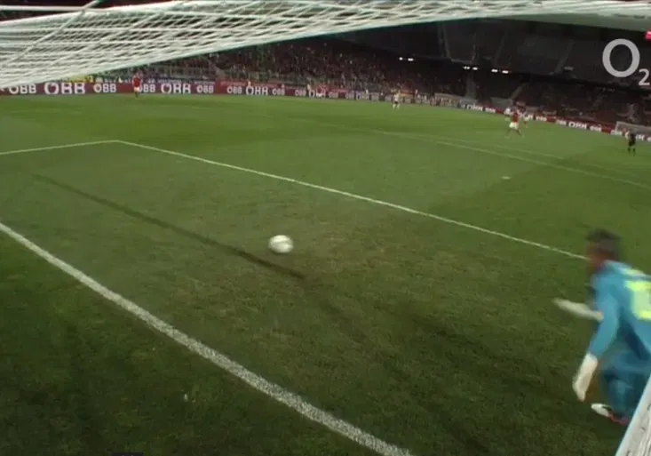 Nejhloupější vlastní gól? David Alaba namířil do opuštěné branky!