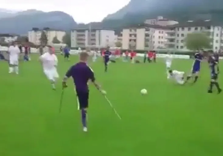 Je to možné? Kousky fotbalisty s berlemi vám vezmou dech! Tenhle gól obletěl svět