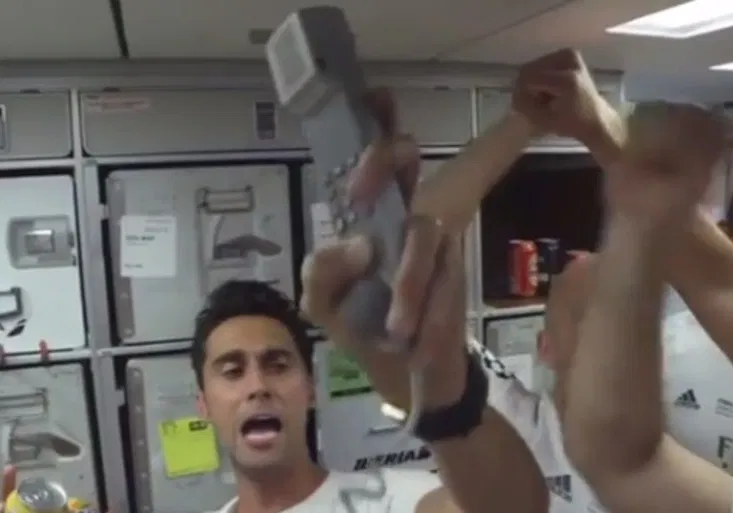 Oslavy ve vzduchu. Fotbalisté Realu zpívali v letadle, vyvolávali i Pepeho