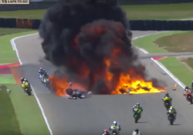 Drama při motocyklových závodech. Nad tratí se vznesla ohnivá koule!