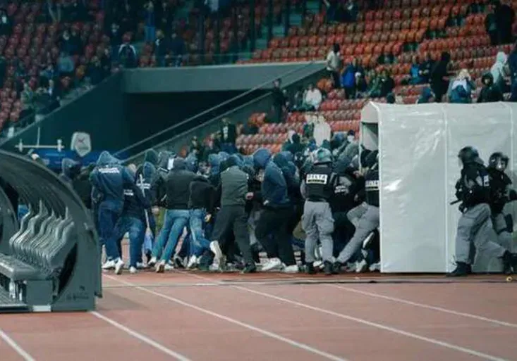Šílené VIDEO: Po sestupu vtrhli fanoušci FC Curych do útrob stadionu!