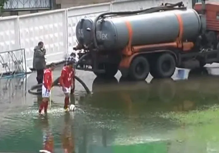 VIDEO: Nejdrsnější roh! Jak si Kazaši poradili s rozběsněným živlem?