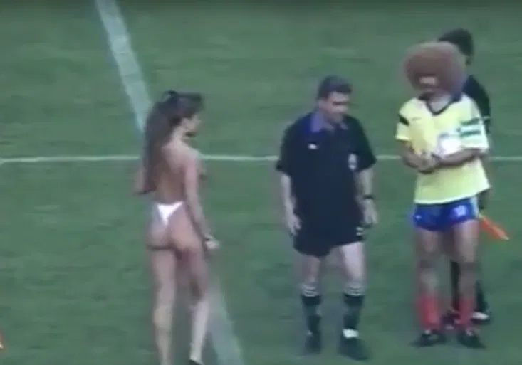 Nejšílenější výkop! Jak VNADNÁ DIVA rozehrála mezistátní zápas?