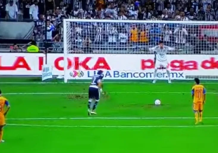 ZAPOMEŇ! Gólman si počíhal na kulišárnu a ze střelce je hlupák!