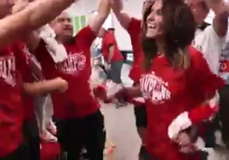 40 let čekání skončilo! Jak KRÁSNÁ MAJITELKA slavila titul s hráči v kabině?