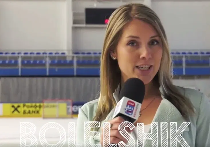 Krásná Olga učí hokejisty rusky! Jakou jim dala lekci?