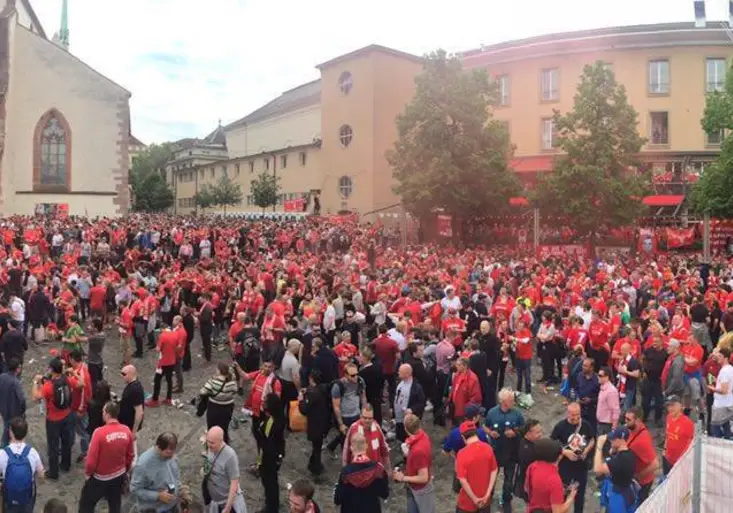 Záplava červených dresů, úžasné chorály! Jak fanoušci Liverpoolu zachvátili Basilej?