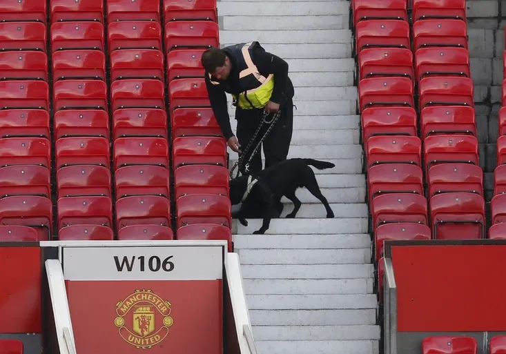 Bombové fiasko v Manchesteru. Kdo zavinil poplach na Old Trafford?