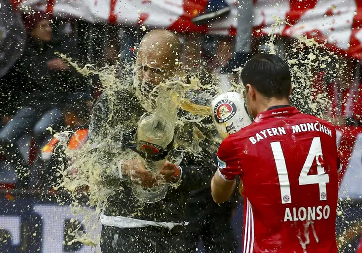 Bayern slavil titul pivem i tancem! Jak v šatně zvládly výzvu hvězdy Ribéry nebo Götze?