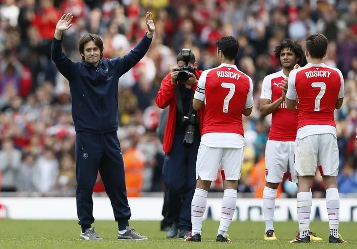 Arsenal střílel góly i pro Rosického a raduje se ze stříbrné příčky! Tottenham totálně vyhořel