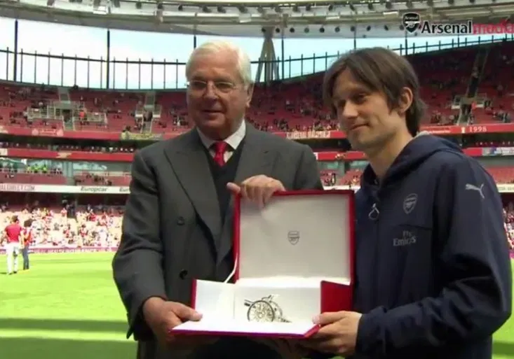 Zbláznili se v Arsenalu? Rosický nenastoupil a dostal jen sošku!