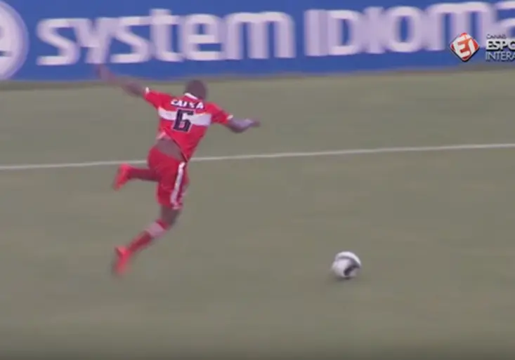 Hráč zfauloval sám sebe, komentátor se neudržel. Jakou předvedl reakci?