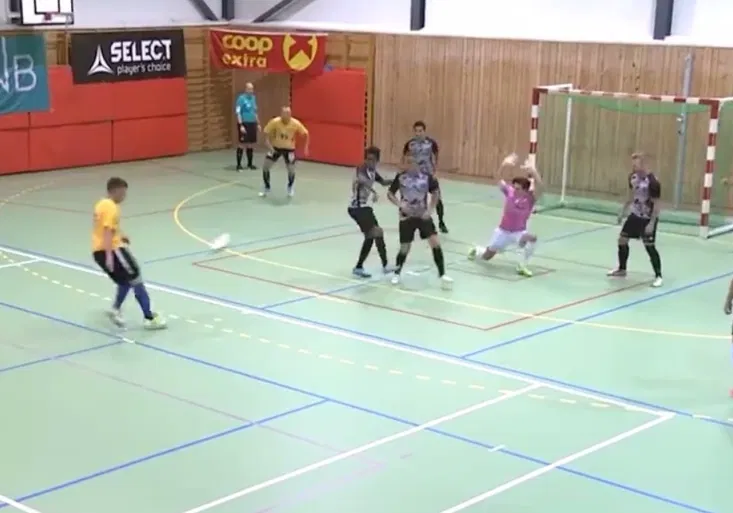 Komik v růžovém. Futsalista zesměšnil obranu včetně mávajícího brankáře