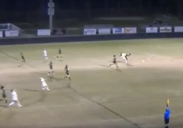 Z toho až mrazí! Co dokáže šílená fotbalová brankářka, když jí rupnou nervy?