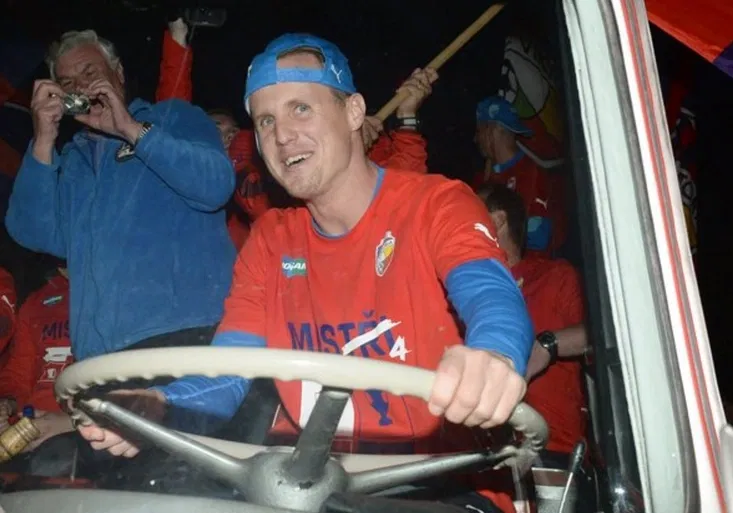 Limberský nepřestává udivovat. Oslavy si užil po svém – šel za volant! Je tohle normální?