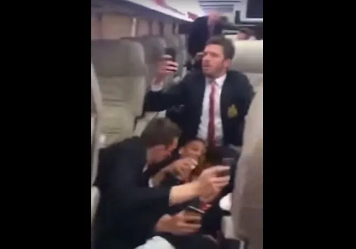 Unikátní záběry z napadeného autobusu Rudých ďáblů! Jak útok prožívali?