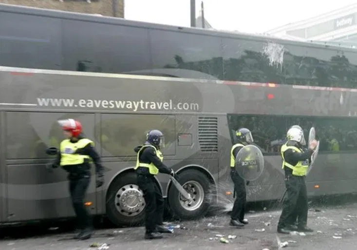 Neskutečné! Na West Hamu se začne později! Autobus Manchesteru napadli