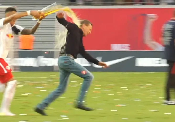 Divoké oslavy postupu do bundesligy! Jak se KURIOZNĚ zranil kouč Lipska?