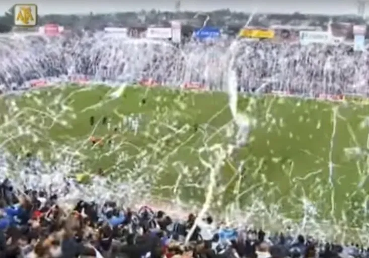 Famózní atmosféra! Podívejte se, jak fanoušci podporují argentinský Leicester!