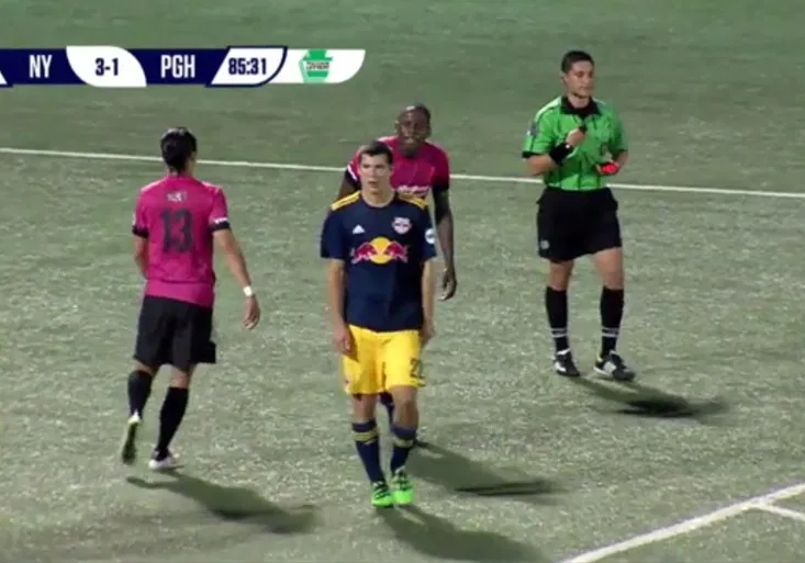 Kopačkou do zad! Oběť ZÁKEŘNÉHO faulu odvezli na nosítkách