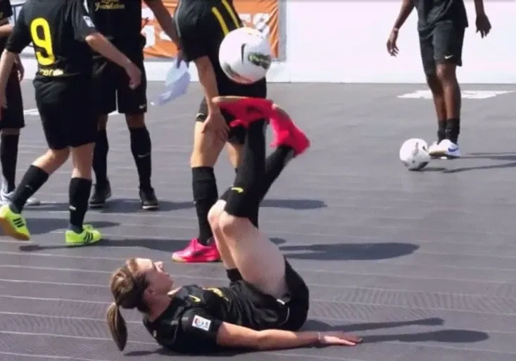 VIDEO: Paráda! Tohle děvče strčí Neymara i Messiho do kapsy!