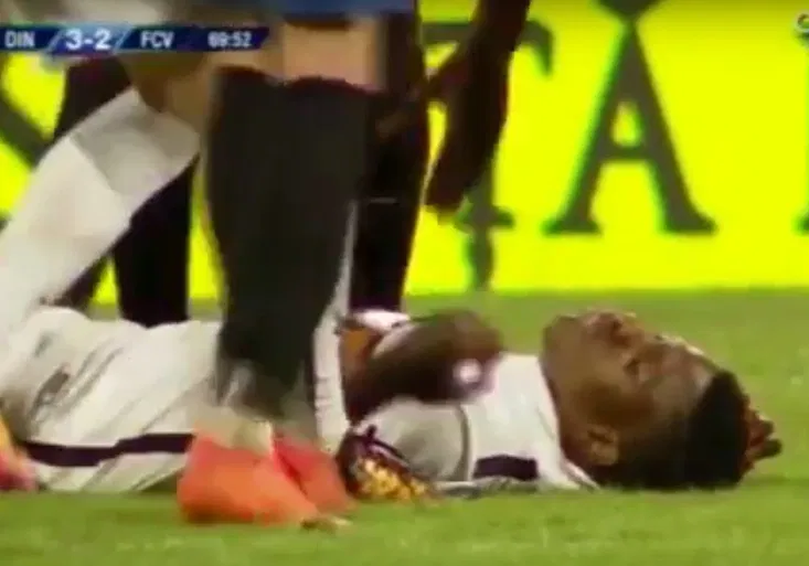 VIDEO: Tragédie v Rumunsku: Fotbalista zkolaboval a zemřel