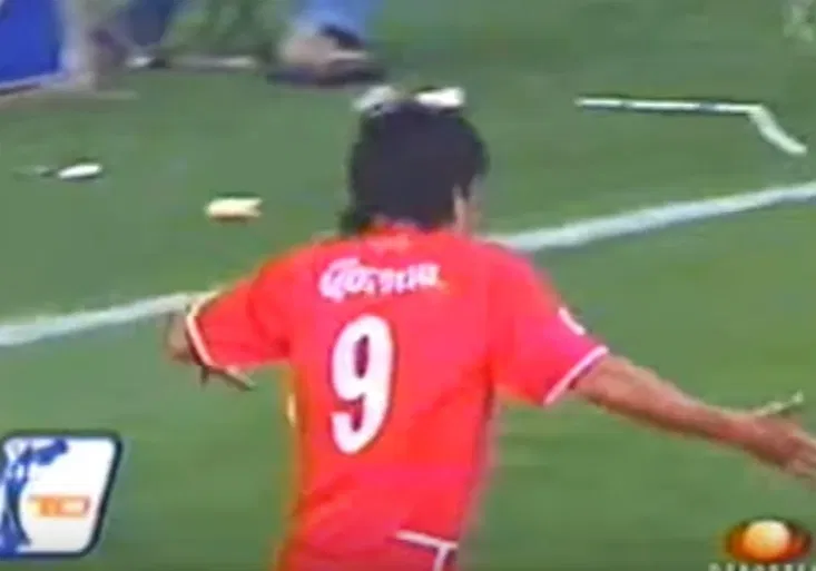 Jak Paraguayec Cardozo okouzlil fotbalový svět. Vzpomínáte na jeden z nejhezčích gólů historie?