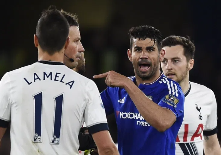 Divocí Kohouti šli po hráčích Chelsea a dostali 9 žlutých! Ranieri děkoval Hiddinkovi