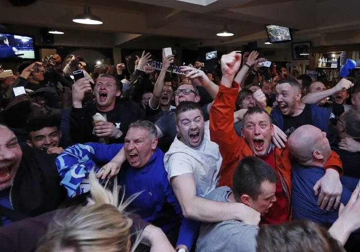 Hazard vymetl šibenici, Tottenham ztratil výhru. A Leicester slaví senzační titul v Premier League!