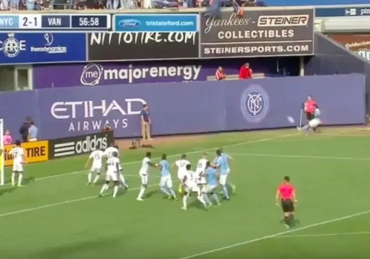 Pirlovy vesmírné kopačky! Kam až doletěl míč po zkaženém rohovém kopu?