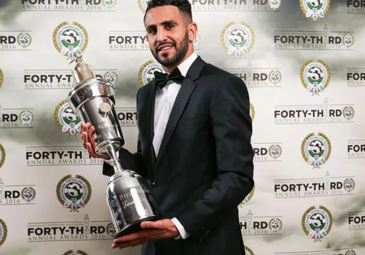 Mahrez nasedl do helikoptéry a vyzvedl si cenu pro hráče roku