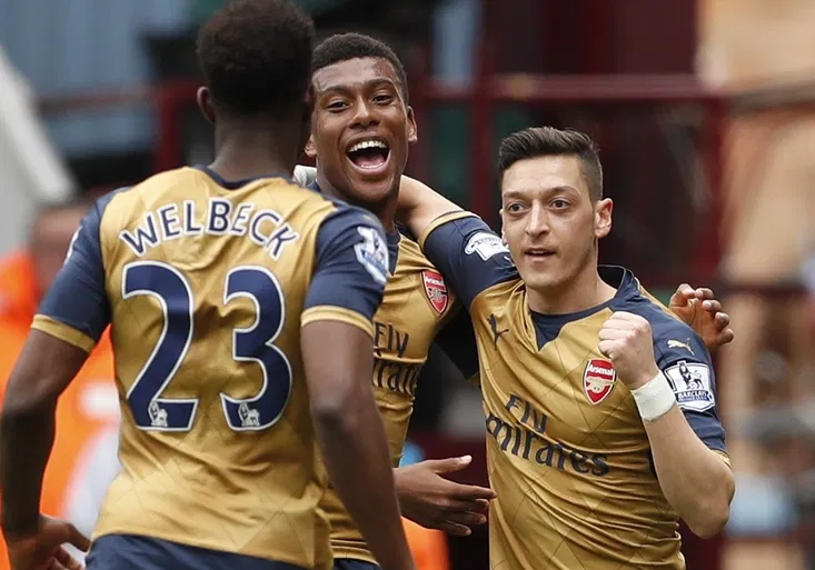 Luxusní kousky Mesuta Özila, které milují fanoušci i jeho kolegové. Co chystá na neděli?