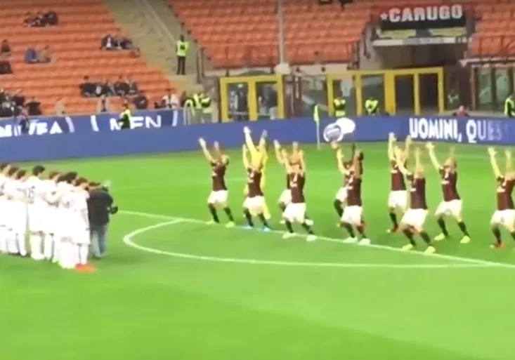 Zbláznili se? AC Milán tančil před zápasem haku kvůli penězům