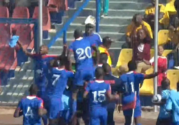 Klubová věrnost? Zapomeňte. Mladík střídá dresy podle vývoje zápasu!