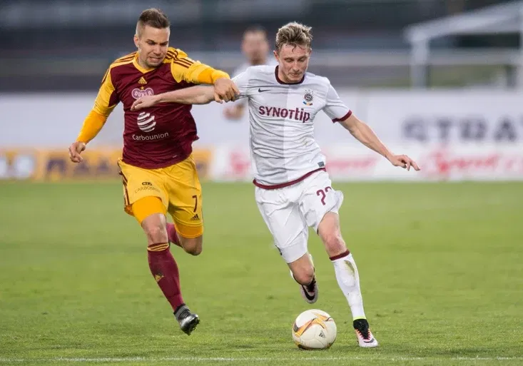 Zázračný obrat na Dukle! Sparta vyhrála gólem z penalty v 96. minutě