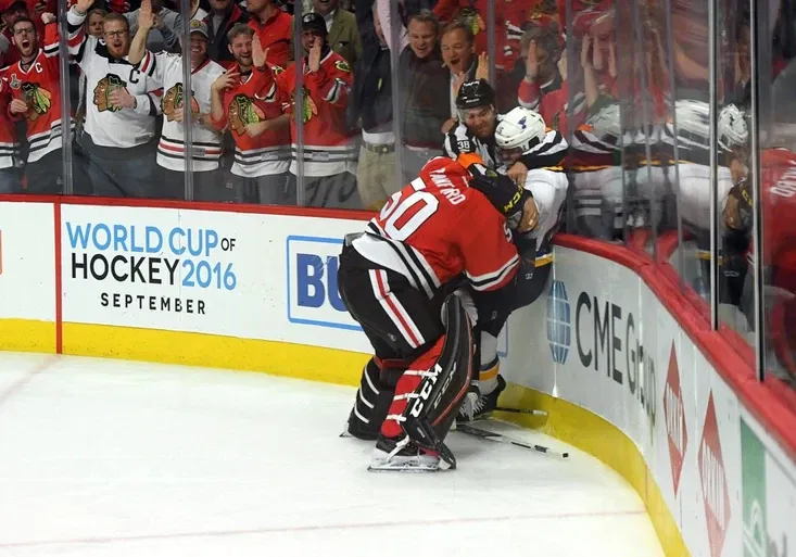 Divočina v NHL: Brankář Crawford rozdával rány, pravý hák schytal i rozhodčí!