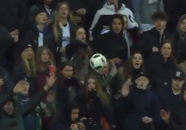 Kouření vážně škodí zdraví! Jak byla vytrestána fanynka na fotbale v Dánsku?