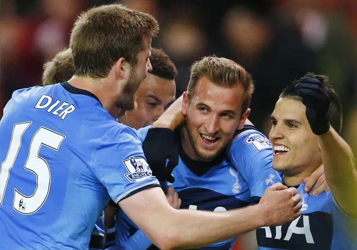 Harry Kane dovedl Tottenham k výhře ve Stoke. Náskok vedoucího Leicesteru se zmenšuje